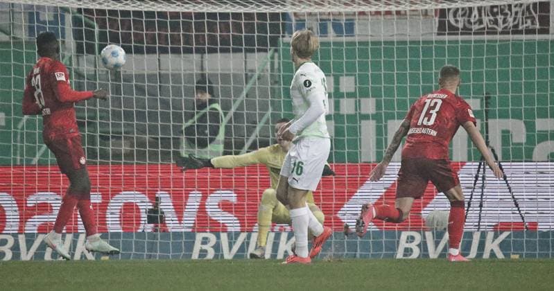 24 01 2025, xmohx, Soccer 2 Bundesliga, Spvgg Greuther Fuerth 1 FC Kaiserslautern emspor, v l Philipp Müller Fürth scores the 1 0 DFL DFB REGULATIONS PROHIBIT ANY USE OF PHOTOGRAPHS as IMAGE SEQUENCES and or QUASI VIDEO Fuerth