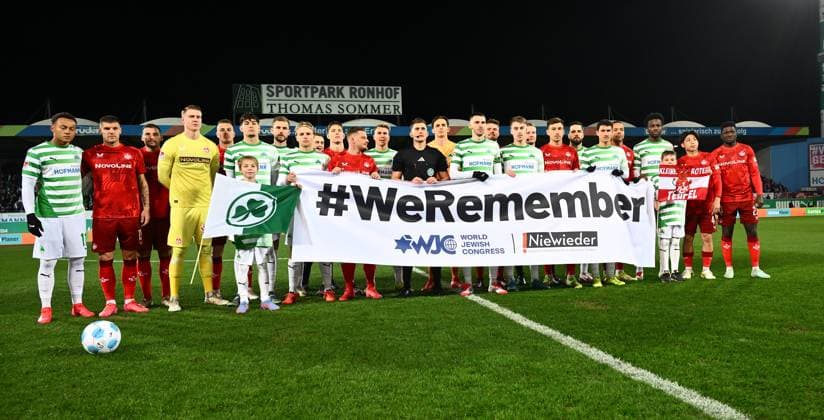 24 01 2025 Soccer Season 2024 2025 2 Soccer Bundesliga 19 Matchday SpVgg Greuther Fürth Kleeblatt 1 FC Kaiserslautern Lautern FCK Rote Teufel Sportfoto Zink xwoxzix DFL regulations prohibit any use of photographs as image sequences and or quasi video only for editorial use Mannschaft Team SpVgg und FCK Spruchband Banner weremember vor Spielbeginn