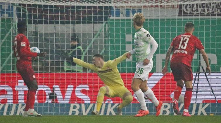 24 01 2025, xmohx, Soccer 2 Bundesliga, Spvgg Greuther Fuerth 1 FC Kaiserslautern emspor, v l Philipp Müller Fürth scores the 1 0 DFL DFB REGULATIONS PROHIBIT ANY USE OF PHOTOGRAPHS as IMAGE SEQUENCES and or QUASI VIDEO Fuerth
