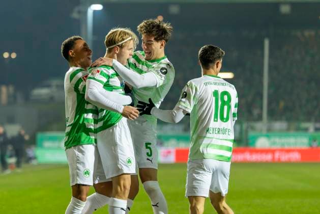 Fürth, Germany 24 January 2025 2 Liga 2024 2025 SpVgg Greuther Fürth vs 1 FC Kaiserlautern In the picture in the Traube Goalscorer Philipp Müller Mueller Fuerth cheers with his teammates after his goal for 1 0, DFL regulations prohibit any use of photographs as image sequences and or quasi video Sportpark Ronhof Bayern Copyright: xFotostandx xSchäferx