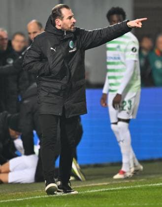 24 01 2025 Soccer Season 2024 2025 2 Soccer Bundesliga 19 Matchday SpVgg Greuther Fürth Kleeblatt 1 FC Kaiserslautern Lautern FCK Rote Teufel Sportfoto Zink xwoxzix DFL regulations prohibit any use of photographs as image sequences and or quasi video only for editorial use Jan Siewert Trainer SpVgg Greuther Fürth zeigt deutet