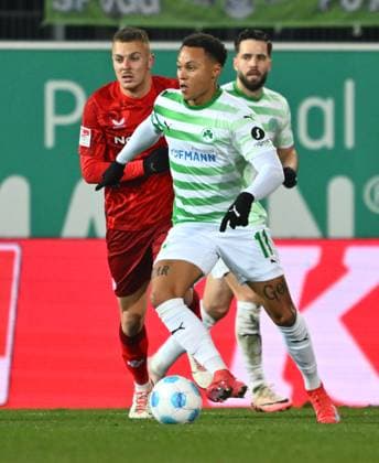 24 01 2025 Soccer Season 2024 2025 2 Soccer Bundesliga 19 Matchday SpVgg Greuther Fürth Kleeblatt 1 FC Kaiserslautern Lautern FCK Rote Teufel Sportfoto Zink xwoxzix DFL regulations prohibit any use of photographs as image sequences and or quasi video only for editorial use Roberto Massimo 11, SpVgg Greuther Fürth vor Filip Kaloc 26, 1 FC Kaiserslautern FCK