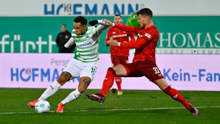 24 01 2025 Soccer Season 2024 2025 2 Soccer Bundesliga 19 Matchday SpVgg Greuther Fürth Kleeblatt 1 FC Kaiserslautern Lautern FCK Rote Teufel Sportfoto Zink xwoxzix DFL regulations prohibit any use of photographs as image sequences and or quasi video only for editorial use Roberto Massimo 11, SpVgg Greuther Fürth Jan Elvedi 33, 1 FC Kaiserslautern FCK