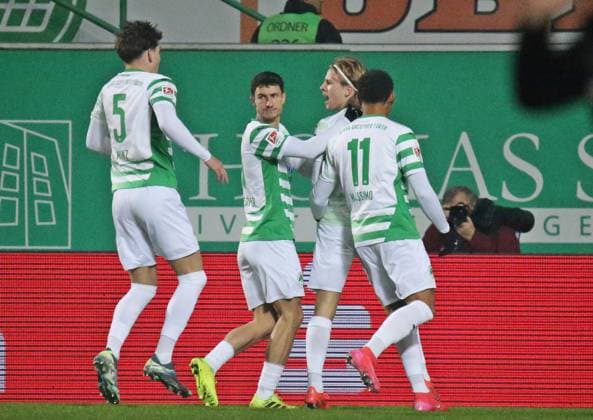 24.01.2025, xmohx, Fussball 2.Bundesliga, Spvgg Greuther Fuerth - 1.FC Kaiserslautern emspor, v.l. Philipp Müller nejubelt das 1-0 (DFL DFB REGULATIONS PROHIBIT ANY USE OF PHOTOGRAPHS as IMAGE SEQUENCES and or QUASI-VIDEO) Fuerth