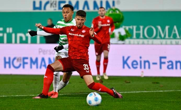 24 01 2025 Soccer Season 2024 2025 2 Soccer Bundesliga 19 Matchday SpVgg Greuther Fürth Kleeblatt 1 FC Kaiserslautern Lautern FCK Rote Teufel Sportfoto Zink xwoxzix DFL regulations prohibit any use of photographs as image sequences and or quasi video only for editorial use Jan Elvedi 33, 1 FC Kaiserslautern FCK vor Roberto Massimo 11, SpVgg Greuther Fürth