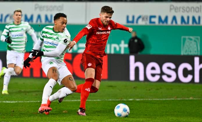 24 01 2025 Soccer Season 2024 2025 2 Soccer Bundesliga 19 Matchday SpVgg Greuther Fürth Kleeblatt 1 FC Kaiserslautern Lautern FCK Rote Teufel Sportfoto Zink xwoxzix DFL regulations prohibit any use of photographs as image sequences and or quasi video only for editorial use Roberto Massimo 11, SpVgg Greuther Fürth Jan Elvedi 33, 1 FC Kaiserslautern FCK