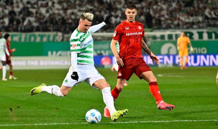 24 01 2025 Soccer Season 2024 2025 2 Soccer Bundesliga 19 Matchday SpVgg Greuther Fürth Kleeblatt 1 FC Kaiserslautern Lautern FCK Rote Teufel Sportfoto Zink xwoxzix DFL regulations prohibit any use of photographs as image sequences and or quasi video only for editorial use Felix Klaus 30, SpVgg Greuther Fürth Chance Torchance Erik Wekesser 13, 1 FC Kaiserslautern FCK , rechts