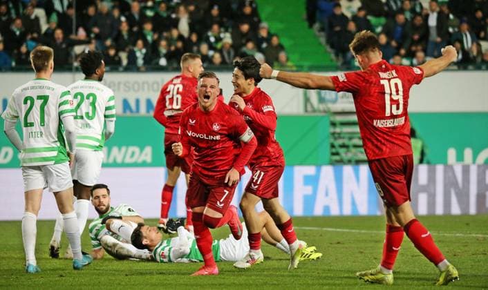 24 01 2025, xmohx, Soccer 2 Bundesliga, Spvgg Greuther Fuerth 1 FC Kaiserslautern emspor, v l Marlon Ritter Kaiserslautern cheers the 1 1 DFL DFB REGULATIONS PROHIBIT ANY USE OF PHOTOGRAPHS as IMAGE SEQUENCES and or QUASI VIDEO Fuerth