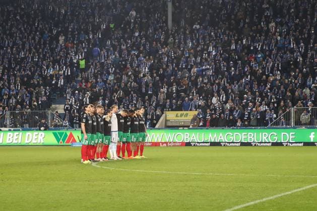 24 01 2025, xgox, Fußball 2 Bundesliga, 1 FC Magdeburg Eintracht Braunschweig emspor, v l Schweigeminute, Gedenkminute, Gedenken an den Anschlag auf den Weihnachtsmarkt in Magdeburg am 20 12 2024 DFL DFB REGULATIONS PROHIBIT ANY USE OF PHOTOGRAPHS as IMAGE SEQUENCES and or QUASI VIDEO Magdeburg