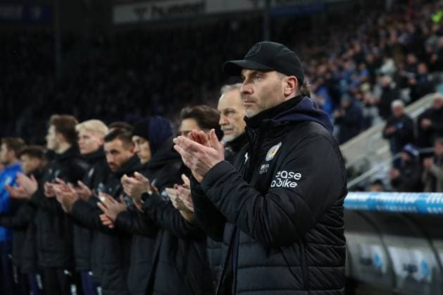24 01 2025, xgox, Fußball 2 Bundesliga, 1 FC Magdeburg Eintracht Braunschweig emspor, v l Daniel Scherning Braunschweig, Trainer gibt Anweisungen, gestikuliert mit den Armen, gesticulate, gives instructions DFL DFB REGULATIONS PROHIBIT ANY USE OF PHOTOGRAPHS as IMAGE SEQUENCES and or QUASI VIDEO Magdeburg