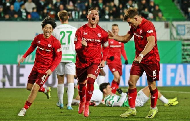 24 01 2025, xmohx, Soccer 2 Bundesliga, Spvgg Greuther Fuerth 1 FC Kaiserslautern emspor, f l Daisuke Yokota, Marlon Ritter and Daniel Hanslik Kaiserslautern celebrate the 1 1 DFL DFB REGULATIONS PROHIBIT ANY USE OF PHOTOGRAPHS as IMAGE SEQUENCES and or QUASI VIDEO Fuerth