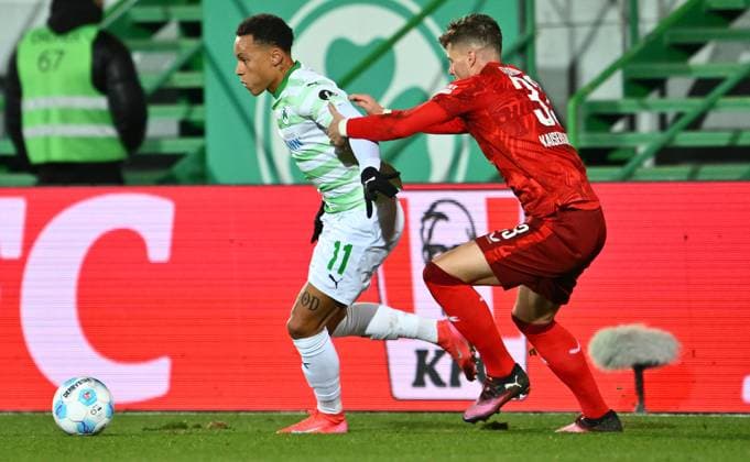 24 01 2025 Soccer Season 2024 2025 2 Soccer Bundesliga 19 Matchday SpVgg Greuther Fürth Kleeblatt 1 FC Kaiserslautern Lautern FCK Rote Teufel Sportfoto Zink xwoxzix DFL regulations prohibit any use of photographs as image sequences and or quasi video only for editorial use Roberto Massimo 11, SpVgg Greuther Fürth Jan Elvedi 33, 1 FC Kaiserslautern FCK