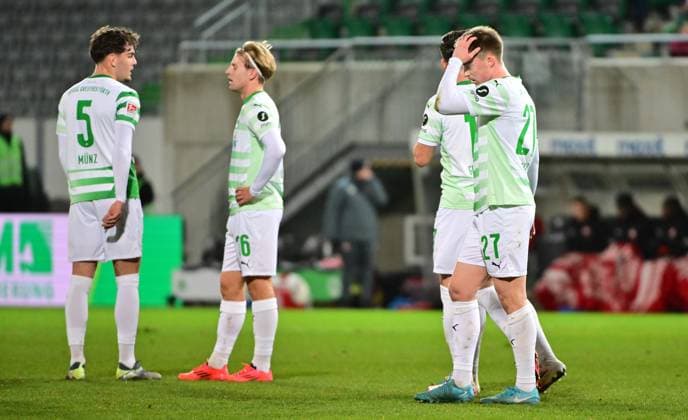 24 01 2025 Soccer Season 2024 2025 2 Soccer Bundesliga 19 Matchday SpVgg Greuther Fürth Kleeblatt 1 FC Kaiserslautern Lautern FCK Rote Teufel Sportfoto Zink MeZi xmexzix DFL regulations prohibit any use of photographs as image sequences and or quasi video only for editorial use Reno Münz Muenz 5, SpVgg Greuther Fürth Philipp Müller 36, SpVgg Greuther Fürth Gian Luca Gian Luca Itter 27, SpVgg Greuther Fürth disappointed disappointment