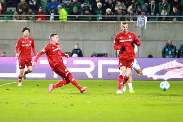 24 01 2025, xrekx, Fußball 2 Bundesliga, Spvgg Greuther Fuerth 1 FC Kaiserslautern emspor, v l Marlon Ritter 1 FC Kaiserslautern erzielt das Tor, Treffer, scores the goal zum 1 1 Torschuss DFL DFB REGULATIONS PROHIBIT ANY USE OF PHOTOGRAPHS as IMAGE SEQUENCES and or QUASI VIDEO Fuerth