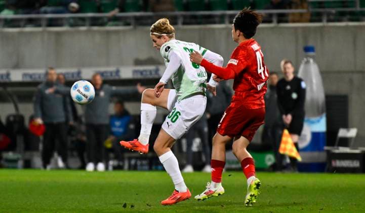 24 01 2025 Soccer Season 2024 2025 2 Soccer Bundesliga 19 Matchday SpVgg Greuther Fürth Kleeblatt 1 FC Kaiserslautern Lautern FCK Rote Teufel Sportfoto Zink xwoxzix DFL regulations prohibit any use of photographs as image sequences and or quasi video only for editorial use Philipp Müller 36, SpVgg Greuther Fürth Daisuke Yokota 41, 1 FC Kaiserslautern FCK