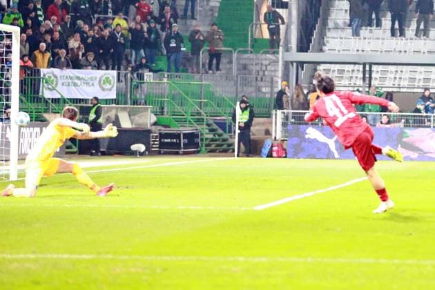 24 01 2025, xrekx, Fußball 2 Bundesliga, Spvgg Greuther Fuerth 1 FC Kaiserslautern emspor, v l Daisuke Yokota 1 FC Kaiserslautern erzielt das Tor, Treffer, scores the goal zum 2 1 Torschuss zum 2 1 DFL DFB REGULATIONS PROHIBIT ANY USE OF PHOTOGRAPHS as IMAGE SEQUENCES and or QUASI VIDEO Fuerth