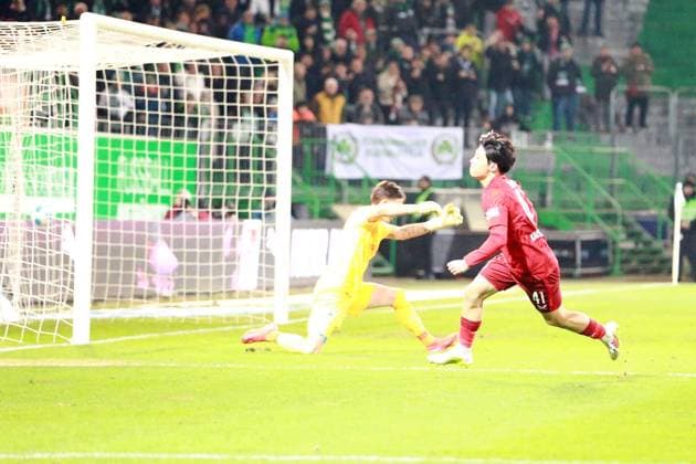 24 01 2025, xrekx, Fußball 2 Bundesliga, Spvgg Greuther Fuerth 1 FC Kaiserslautern emspor, v l Daisuke Yokota 1 FC Kaiserslautern erzielt das Tor, Treffer, scores the goal zum 2 1 ,Jubel DFL DFB REGULATIONS PROHIBIT ANY USE OF PHOTOGRAPHS as IMAGE SEQUENCES and or QUASI VIDEO Fuerth
