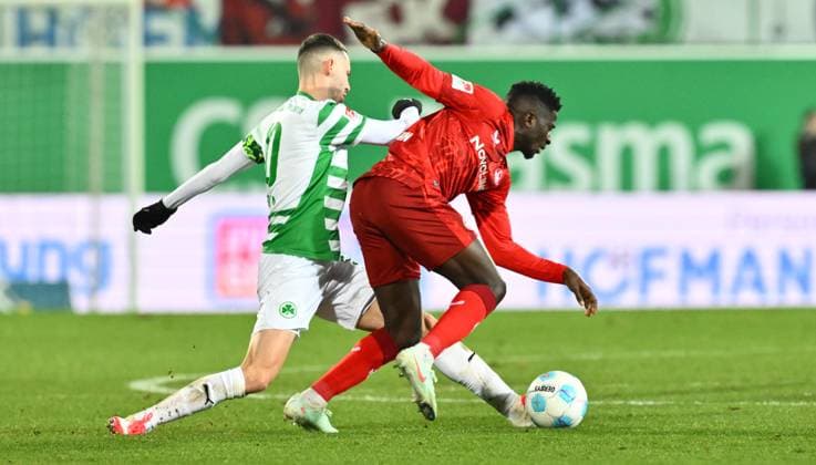 24 01 2025 Soccer Season 2024 2025 2 Soccer Bundesliga 19 Matchday SpVgg Greuther Fürth Kleeblatt 1 FC Kaiserslautern Lautern FCK Rote Teufel Sportfoto Zink xwoxzix DFL regulations prohibit any use of photographs as image sequences and or quasi video only for editorial use Branimir Hrgota 10, SpVgg Greuther Fürth Afeez Aremu 23, 1 FC Kaiserslautern FCK