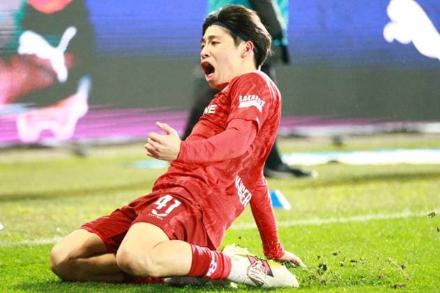 24 01 2025, xrekx, Fußball 2 Bundesliga, Spvgg Greuther Fuerth 1 FC Kaiserslautern emspor, v l Daisuke Yokota 1 FC Kaiserslautern erzielt das Tor, Treffer, scores the goal zum 2 1 ,Jubel DFL DFB REGULATIONS PROHIBIT ANY USE OF PHOTOGRAPHS as IMAGE SEQUENCES and or QUASI VIDEO Fuerth