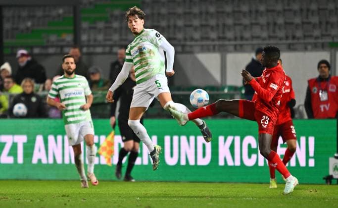 24 01 2025 Soccer Season 2024 2025 2 Soccer Bundesliga 19 Matchday SpVgg Greuther Fürth Kleeblatt 1 FC Kaiserslautern Lautern FCK Rote Teufel Sportfoto Zink xwoxzix DFL regulations prohibit any use of photographs as image sequences and or quasi video only for editorial use Reno Münz Muenz 5, SpVgg Greuther Fürth Afeez Aremu 23, 1 FC Kaiserslautern FCK