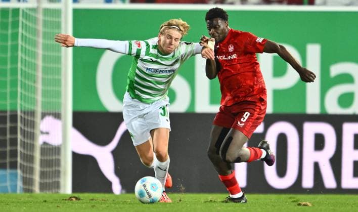 24 01 2025 Soccer Season 2024 2025 2 Soccer Bundesliga 19 Matchday SpVgg Greuther Fürth Kleeblatt 1 FC Kaiserslautern Lautern FCK Rote Teufel Sportfoto Zink xwoxzix DFL regulations prohibit any use of photographs as image sequences and or quasi video only for editorial use Philipp Müller 36, SpVgg Greuther Fürth Ragnar Ache 9, 1 FC Kaiserslautern FCK