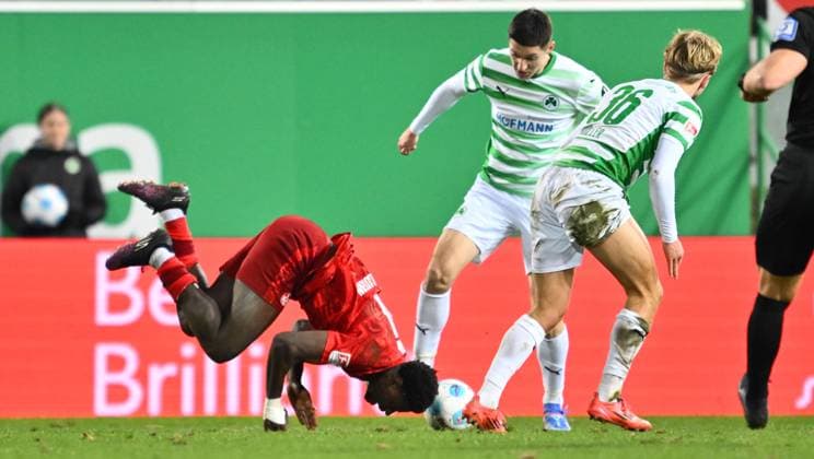24 01 2025 Soccer Season 2024 2025 2 Soccer Bundesliga 19 Matchday SpVgg Greuther Fürth Kleeblatt 1 FC Kaiserslautern Lautern FCK Rote Teufel Sportfoto Zink xwoxzix DFL regulations prohibit any use of photographs as image sequences and or quasi video only for editorial use Foul by Philipp Müller 36, SpVgg Greuther Fürth on Ragnar Ache 9, 1 FC Kaiserslautern FCK Scene to red card red sending off