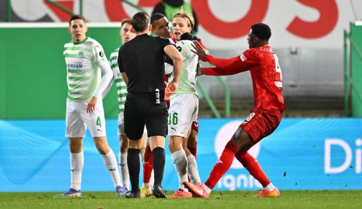 24 01 2025 Soccer Season 2024 2025 2 Soccer Bundesliga 19 Matchday SpVgg Greuther Fürth Kleeblatt 1 FC Kaiserslautern Lautern FCK Rote Teufel Sportfoto Zink xwoxzix DFL regulations prohibit any use of photographs as image sequences and or quasi video only for editorial use Jan Gyamerah 32, 1 FC Kaiserslautern FCK grabs Philipp Müller 36, SpVgg Greuther Fürth scene to yellow red card sending off