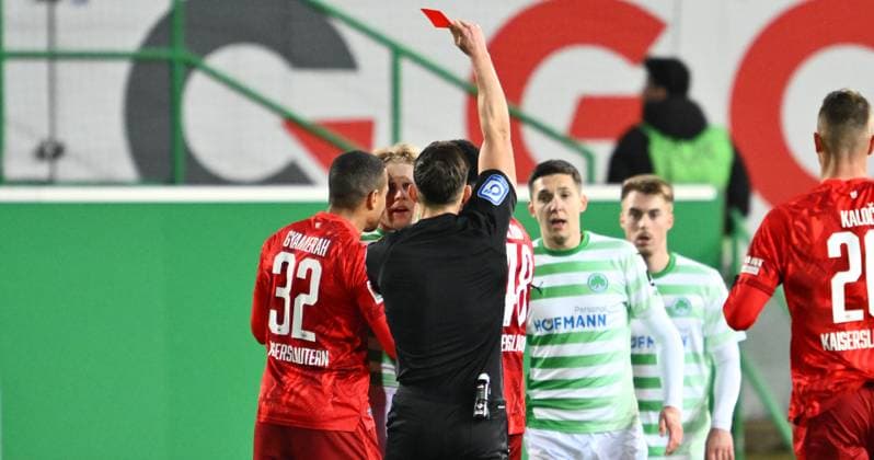 24 01 2025 Soccer Season 2024 2025 2 Soccer Bundesliga 19 Matchday SpVgg Greuther Fürth Kleeblatt 1 FC Kaiserslautern Lautern FCK Rote Teufel Sportfoto Zink xwoxzix DFL regulations prohibit any use of photographs as image sequences and or quasi video only for editorial use Felix Prigan Referee shows Philipp Müller 36, SpVgg Greuther Fürth red card red sending off