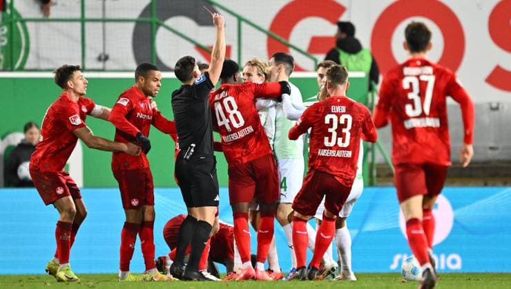 24 01 2025 Soccer Season 2024 2025 2 Soccer Bundesliga 19 Matchday SpVgg Greuther Fürth Kleeblatt 1 FC Kaiserslautern Lautern FCK Rote Teufel Sportfoto Zink xwoxzix DFL regulations prohibit any use of photographs as image sequences and or quasi video only for editorial use Felix Prigan Referee shows Philipp Müller 36, SpVgg Greuther Fürth red card red sending off