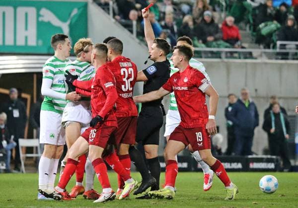 24 01 2025, xmohx, Fußball 2 Bundesliga, Spvgg Greuther Fuerth 1 FC Kaiserslautern emspor, v l Philipp Müller Fürth sieht die rote Karte DFL DFB REGULATIONS PROHIBIT ANY USE OF PHOTOGRAPHS as IMAGE SEQUENCES and or QUASI VIDEO Fuerth