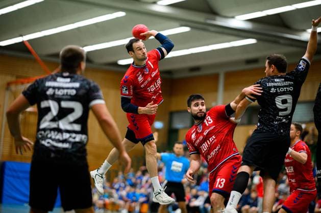 Bilder des Jahres 2025, Sport 01 Januar Sport Themen der Woche KW04 Sport Bilder des Tages Münchingen: HBL Testspiel - 24 25 - SG BBM Bietigheim - Eulen Ludwigshafen Dominik Claus (SG BBM Bietigheim), Juan de la Pena (Bietigheim), Marc-Robin Eisel (Eulen) Münchingen Sporthalle Baden-Württemberg Deutschland *** Münchingen HBL Test Match 24 25 SG BBM Bietigheim Eulen Ludwigshafen Dominik Claus SG BBM Bietigheim , Juan de la Pena Bietigheim , Marc Robin Eisel Eulen Münchingen Sporthalle Baden Württemberg Germany