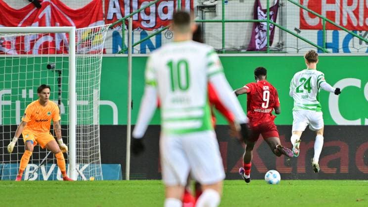 24 01 2025 Soccer Season 2024 2025 2 Soccer Bundesliga 19 Matchday SpVgg Greuther Fürth Kleeblatt 1 FC Kaiserslautern Lautern FCK Rote Teufel Sportfoto Zink MeZi xmexzix DFL regulations prohibit any use of photographs as image sequences and or quasi video only for editorial use Ragnar Ache 9, 1 FC Kaiserslautern FCK erzielt Treffer Tor Torschuß zum 2 4 gegen Nahuel Noll 44, SpVgg Greuther Fürth Marco John 24, SpVgg Greuther Fürth