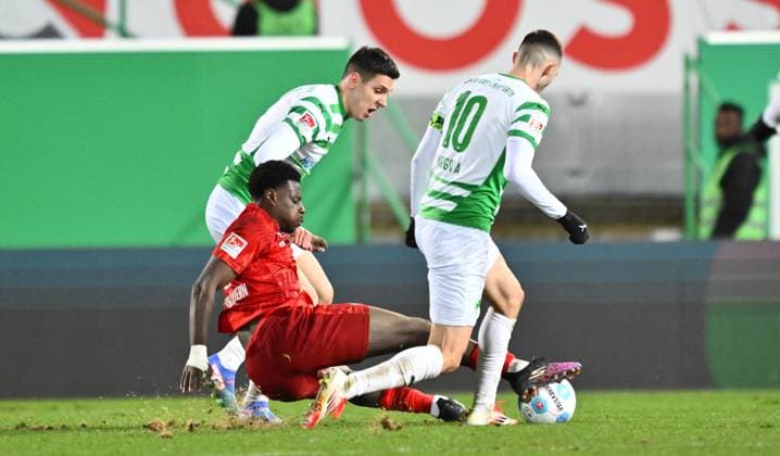 24 01 2025 Soccer Season 2024 2025 2 Soccer Bundesliga 19 Matchday SpVgg Greuther Fürth Kleeblatt 1 FC Kaiserslautern Lautern FCK Rote Teufel Sportfoto Zink xwoxzix DFL regulations prohibit any use of photographs as image sequences and or quasi video only for editorial use Damian Michalski 4, SpVgg Greuther Fürth Ragnar Ache 9, 1 FC Kaiserslautern FCK