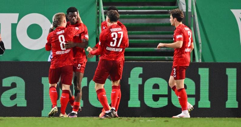 24 01 2025 Soccer season 2024 2025 2 Soccer Bundesliga 19 Matchday SpVgg Greuther Fürth Kleeblatt 1 FC Kaiserslautern Lautern FCK Rote Teufel Sportfoto Zink xwoxzix DFL regulations prohibit any use of photographs as image sequences and or quasi video only for editorial use Torjubel Jubel Freude nach Treffer Tor Torschuß zum 2 4 durch Ragnar Ache 9, 1 FC Kaiserslautern FCK