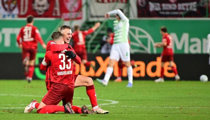 24 01 2025 Soccer Season 2024 2025 2 Soccer Bundesliga 19 Matchday SpVgg Greuther Fürth Kleeblatt 1 FC Kaiserslautern Lautern FCK Rote Teufel Sportfoto Zink MeZi xmexzix DFL regulations prohibit any use of photographs as image sequences and or quasi video only for editorial use Jan Elvedi 33, 1 FC Kaiserslautern FCK Filip Kaloc 26, 1 FC Kaiserslautern FCK Jubel Freude