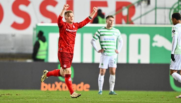 24 01 2025 Soccer Season 2024 2025 2 Soccer Bundesliga 19 Matchday SpVgg Greuther Fürth Kleeblatt 1 FC Kaiserslautern Lautern FCK Rote Teufel Sportfoto Zink xwoxzix DFL regulations prohibit any use of photographs as image sequences and or quasi video only for editorial use Jean Zimmer 8, 1 FC Kaiserslautern FCK ballt Faust Fäuste Jubel Freude