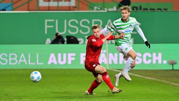 24 01 2025 Soccer Season 2024 2025 2 Soccer Bundesliga 19 Matchday SpVgg Greuther Fürth Kleeblatt 1 FC Kaiserslautern Lautern FCK Rote Teufel Sportfoto Zink MeZi xmexzix DFL regulations prohibit any use of photographs as image sequences and or quasi video only for editorial use Jean Zimmer 8, 1 FC Kaiserslautern FCK Marco John 24, SpVgg Greuther Fürth, rechts