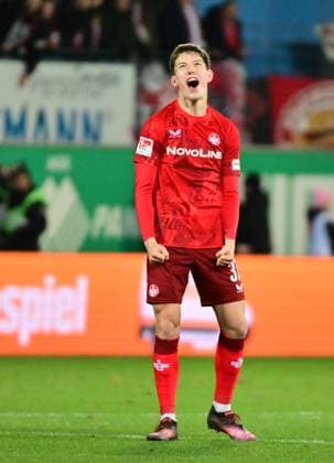 24 01 2025 Soccer Season 2024 2025 2 Soccer Bundesliga 19 Matchday SpVgg Greuther Fürth Kleeblatt 1 FC Kaiserslautern Lautern FCK Rote Teufel Sportfoto Zink MeZi xmexzix DFL regulations prohibit any use of photographs as image sequences and or quasi video only for editorial use Leon Robinson 37, 1 FC Kaiserslautern FCK ballt Faust Fäuste Jubel Freude