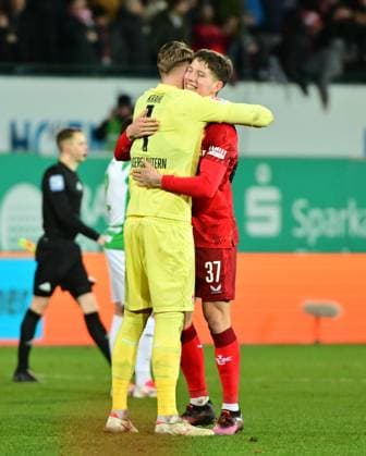 24 01 2025 Soccer Season 2024 2025 2 Soccer Bundesliga 19 Matchday SpVgg Greuther Fürth Kleeblatt 1 FC Kaiserslautern Lautern FCK Rote Teufel Sportfoto Zink MeZi xmexzix DFL regulations prohibit any use of photographs as image sequences and or quasi video only for editorial use Julian Krahl 1, 1 FC Kaiserslautern FCK Leon Robinson 37, 1 FC Kaiserslautern FCK Jubel Freude nach Spielende