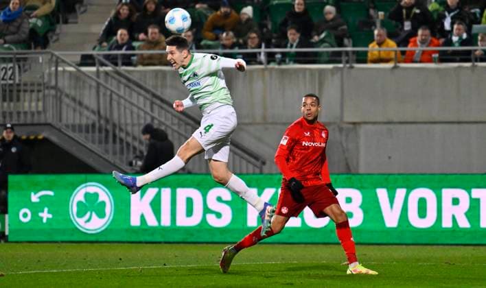 24 01 2025 Soccer Season 2024 2025 2 Soccer Bundesliga 19 Matchday SpVgg Greuther Fürth Kleeblatt 1 FC Kaiserslautern Lautern FCK Rote Teufel Sportfoto Zink xwoxzix DFL regulations prohibit any use of photographs as image sequences and or quasi video only for editorial use Damian Michalski 4, SpVgg Greuther Fürth Jan Gyamerah 32, 1 FC Kaiserslautern FCK