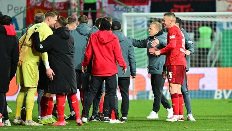 24 01 2025 Soccer Season 2024 2025 2 Soccer Bundesliga 19 Matchday SpVgg Greuther Fürth Kleeblatt 1 FC Kaiserslautern Lautern FCK Rote Teufel Sportfoto Zink MeZi xmexzix DFL regulations prohibit any use of photographs as image sequences and or quasi video only for editorial use Julian Krahl 1, 1 FC Kaiserslautern FCK Markus Anfang Trainer 1 FC Kaiserslautern FCK Filip Kaloc 26, 1 FC Kaiserslautern FCK Jubel Freude nach Spielende