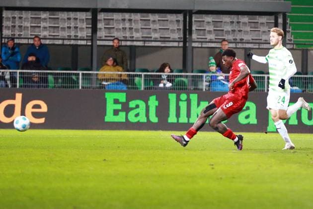 24 01 2025, xrekx, Soccer 2 Bundesliga, Spvgg Greuther Fuerth 1 FC Kaiserslautern emspor, v l Ragnar Ache 1 FC Kaiserslautern with the goal kick to 4 DFL DFB REGULATIONS PROHIBIT ANY USE OF PHOTOGRAPHS as IMAGE SEQUENCES and or QUASI VIDEO Fuerth