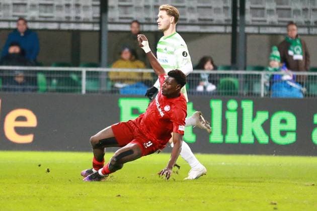 24 01 2025, xrekx, Soccer 2 Bundesliga, Spvgg Greuther Fuerth 1 FC Kaiserslautern emspor, v l Ragnar Ache 1 FC Kaiserslautern with the goal kick to 4 DFL DFB REGULATIONS PROHIBIT ANY USE OF PHOTOGRAPHS as IMAGE SEQUENCES and or QUASI VIDEO Fuerth