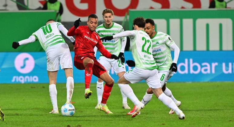 24 01 2025 Soccer Season 2024 2025 2 Soccer Bundesliga 19 Matchday SpVgg Greuther Fürth Kleeblatt 1 FC Kaiserslautern Lautern FCK Rote Teufel Sportfoto Zink MeZi xmexzix DFL regulations prohibit any use of photographs as image sequences and or quasi video only for editorial use Jan Gyamerah 32, 1 FC Kaiserslautern FCK v Branimir Hrgota 10, SpVgg Greuther Fürth Marco John 24, SpVgg Greuther Fürth Nemanja Motika 22, SpVgg Greuther Fürth Sacha Banse Bansé 6, SpVgg Greuther Fürth, right