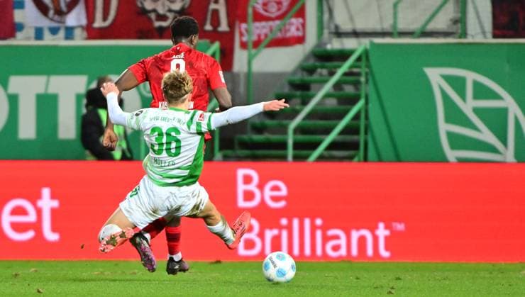24 01 2025 Soccer Season 2024 2025 2 Soccer Bundesliga 19 Matchday SpVgg Greuther Fürth Kleeblatt 1 FC Kaiserslautern Lautern FCK Rote Teufel Sportfoto Zink MeZi xmexzix DFL regulations prohibit any use of photographs as image sequences and or quasi video only for editorial use Philipp Müller 36, SpVgg Greuther Fürth fouls Ragnar Ache 9, 1 FC Kaiserslautern FCK Scene to red card red sending off for Philipp Müller 36, SpVgg Greuther Fürth