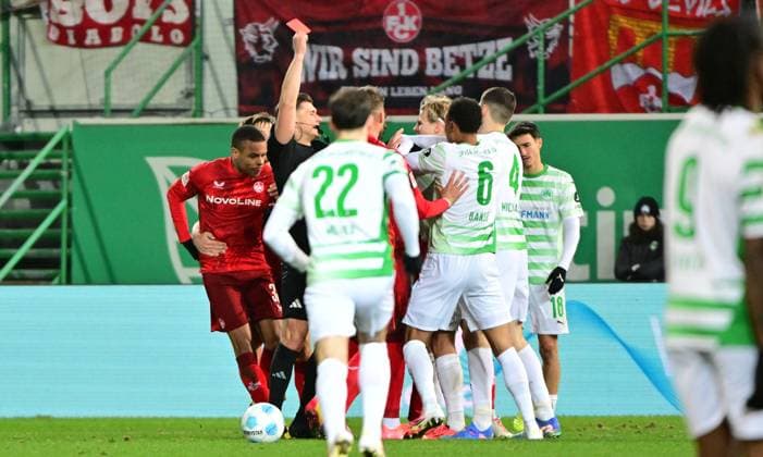 24 01 2025 Soccer Season 2024 2025 2 Soccer Bundesliga 19 Matchday SpVgg Greuther Fürth Kleeblatt 1 FC Kaiserslautern Lautern FCK Rote Teufel Sportfoto Zink MeZi xmexzix DFL regulations prohibit any use of photographs as image sequences and or quasi video only for editorial use Felix Prigan Referee shows Philipp Müller 36, SpVgg Greuther Fürth red card red sending off after foul on Ragnar Ache 9, 1 FC Kaiserslautern FCK