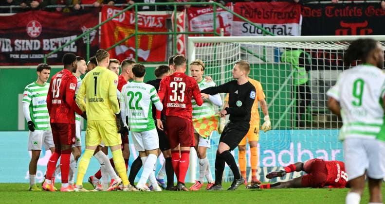 24 01 2025 Soccer Season 2024 2025 2 Soccer Bundesliga 19 Matchday SpVgg Greuther Fürth Kleeblatt 1 FC Kaiserslautern Lautern FCK Rote Teufel Sportfoto Zink MeZi xmexzix DFL regulations prohibit any use of photographs as image sequences and or quasi video only for editorial use Rudelbildung nach Foul und rote Karte Rot Platzverweis gegen Philipp Müller 36, SpVgg Greuther Fürth Ragnar Ache 9, 1 FC Kaiserslautern FCK battered on the ground Steven Greif Linesman Referee Assistant Referee