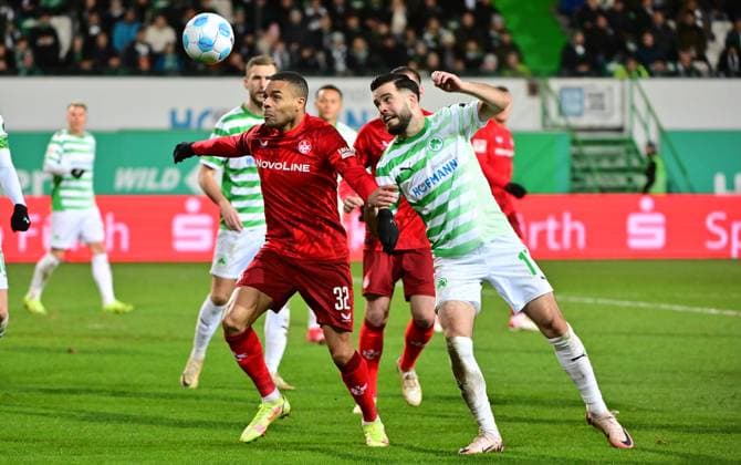 24 01 2025 Soccer Season 2024 2025 2 Soccer Bundesliga 19 Matchday SpVgg Greuther Fürth Kleeblatt 1 FC Kaiserslautern Lautern FCK Rote Teufel Sportfoto Zink MeZi xmexzix DFL regulations prohibit any use of photographs as image sequences and or quasi video only for editorial use Jan Gyamerah 32, 1 FC Kaiserslautern FCK, left Niko Gießelmann Giesselmann 17, SpVgg Greuther Fürth