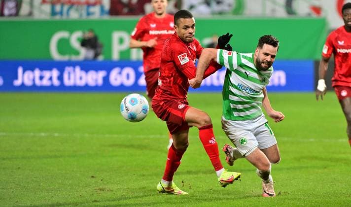 24 01 2025 Soccer Season 2024 2025 2 Soccer Bundesliga 19 Matchday SpVgg Greuther Fürth Kleeblatt 1 FC Kaiserslautern Lautern FCK Rote Teufel Sportfoto Zink MeZi xmexzix DFL regulations prohibit any use of photographs as image sequences and or quasi video only for editorial use Jan Gyamerah 32, 1 FC Kaiserslautern FCK, left Niko Gießelmann Giesselmann 17, SpVgg Greuther Fürth