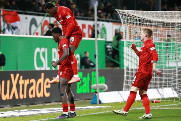 24 01 2025, xrekx, Fußball 2 Bundesliga, Spvgg Greuther Fuerth 1 FC Kaiserslautern emspor, v l Ragnar Ache 1 FC Kaiserslautern scores the goal, Treffer, scores the goal zum 4 2 Jubel mit Faride Alidou 1 FC Kaiserslautern Jean Zimmer 1 FC Kaiserslautern DFL DFB REGULATIONS PROHIBIT ANY USE OF PHOTOGRAPHS as IMAGE SEQUENCES and or QUASI VIDEO Fuerth